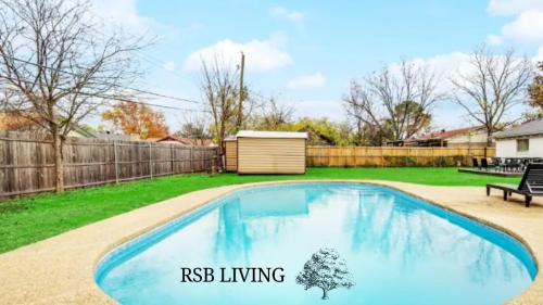 North Richland Hills Maison | Upscale 3BR 2BA Cozy Holiday Home with Pool & Grill