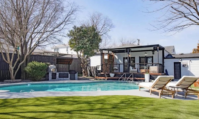 Little Forest Hills Maison | Upscale 3BR w/ Yard Games + Heated Pool + Hot Tub