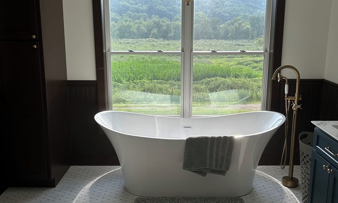Muscoda Autre | Upscale 4-bedroom Farmhouse in Muscoda on Historic Century-Old Farm w/AC, Wi-Fi