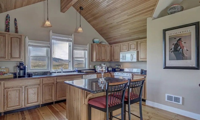 Salmon Appartement | Upscale Apartment with Panoramic Views
