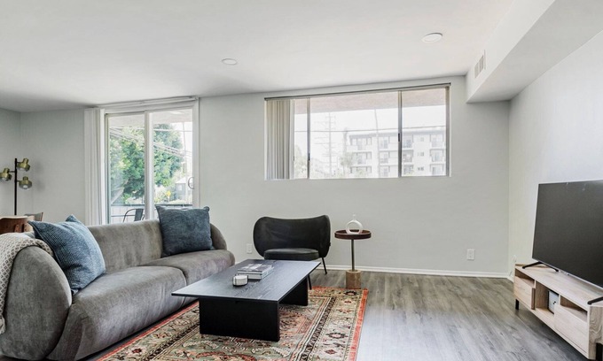 Beverly Grove Appartement | Upscale Beverly Hills 2BR w/ Balcony & W/D, nr Dining