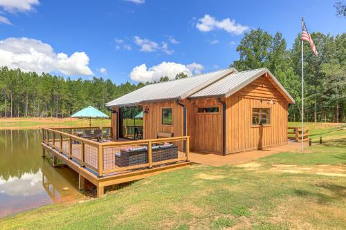Thomaston Maison | Upscale Cabin Comfort in Thomaston with 2 Decks!