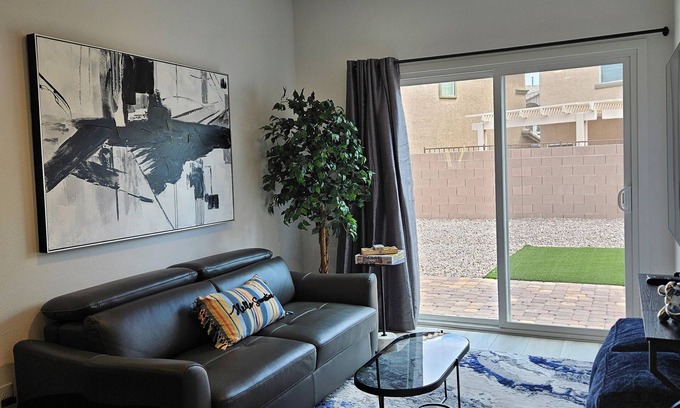 Mission Hills Copropriété | Upscale Condo In A NEW Gated Community