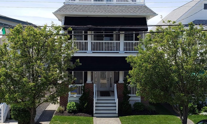 North End Copropriété | Condo haut de gamme au 2e étage situé dans un quartier recherché avec vue sur la plage