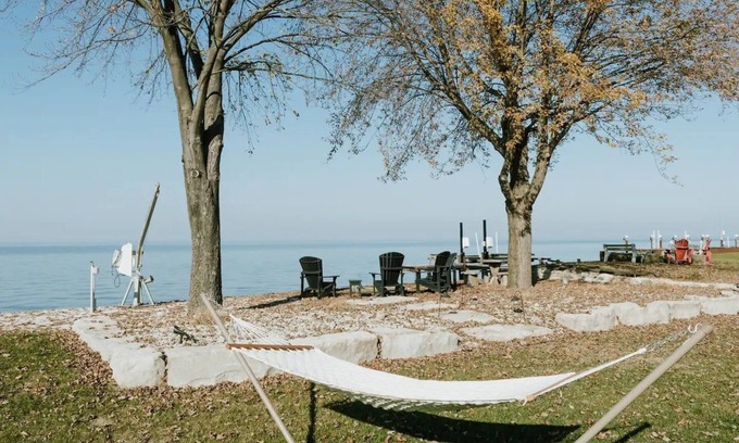 Pointe aux Roches Maison | Upscale Cottage/HOT TUB/Main house + Studio Loft