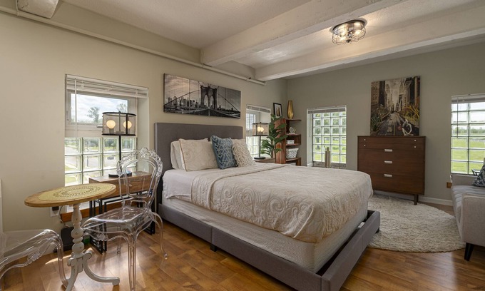 Carbondale Hôtel | Upscale Designer Studio Across from SIUC Campus