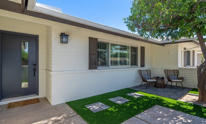 Litchfield Park Maison | Upscale Family Gem ~ Scenic Pool ~ Game Room ~ Pkg