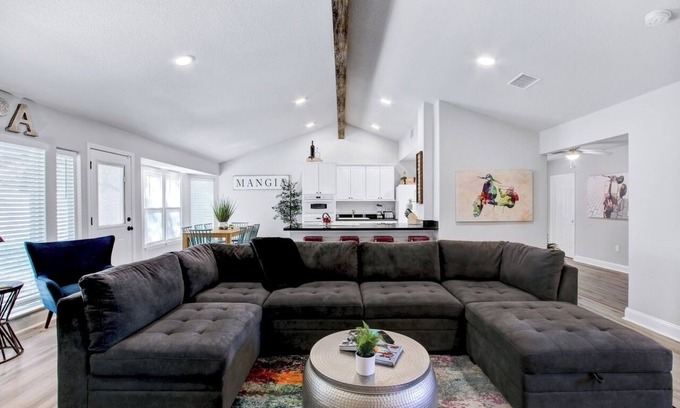 San Antonio Maison | Upscale Gem 5BR, 3B close to many attractions