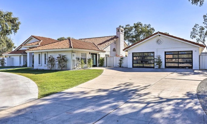 Glendale Appartement | Upscale Glendale Casita with Pool and Hot Tub!