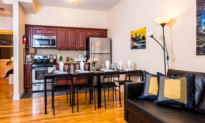 McGinley Square Appartement | *Upscale in Prime Area, Minutes to Subway/Path Train; 8-10ppl. w/Garage!