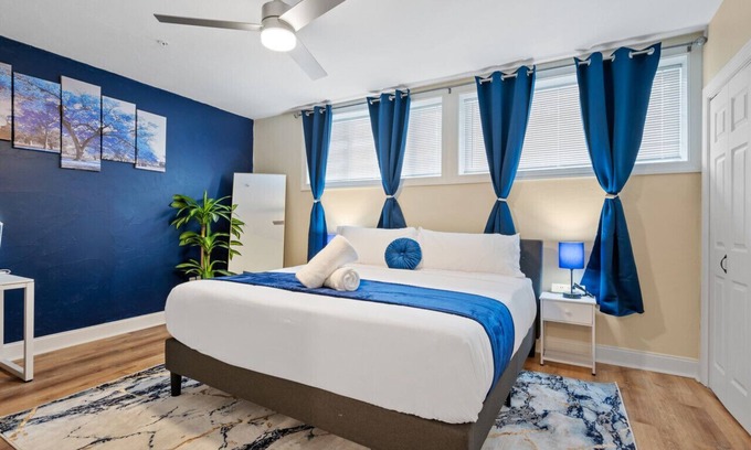 East Liberty Appartement | Upscale King Bed Suite |ADA w/Free parking!