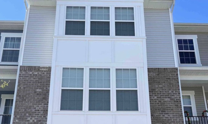 Chester Maison | Upscale Modern Cheerful Townhome