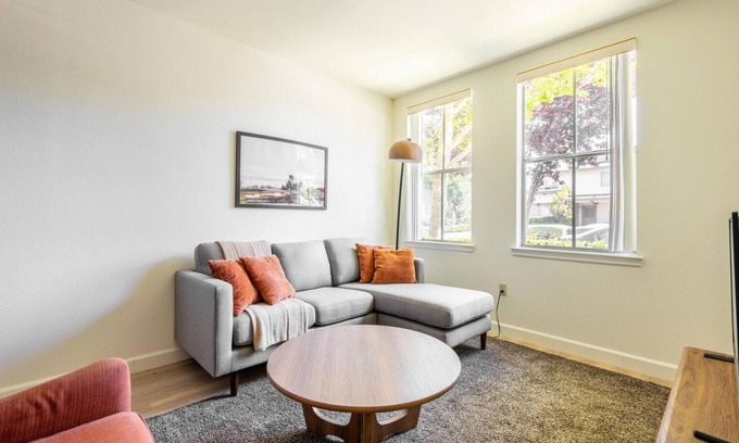 Mountain View Appartement | Upscale Mountain View 2BR w/ Pool & Courtyard, nr Shops, by Blueground