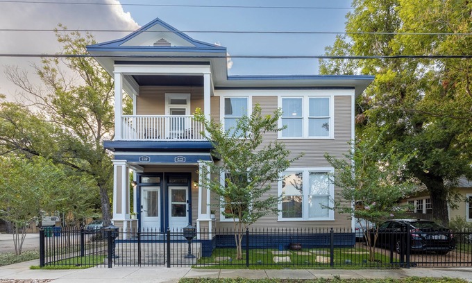 Arsenal Copropriété | Upscale, Quiet, and Relaxing King William Retreat