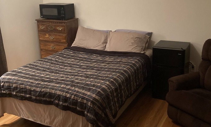 Reynolds Corners Maison | Upscale Quiet Neighborhood Master Bedroom w/Private Bath