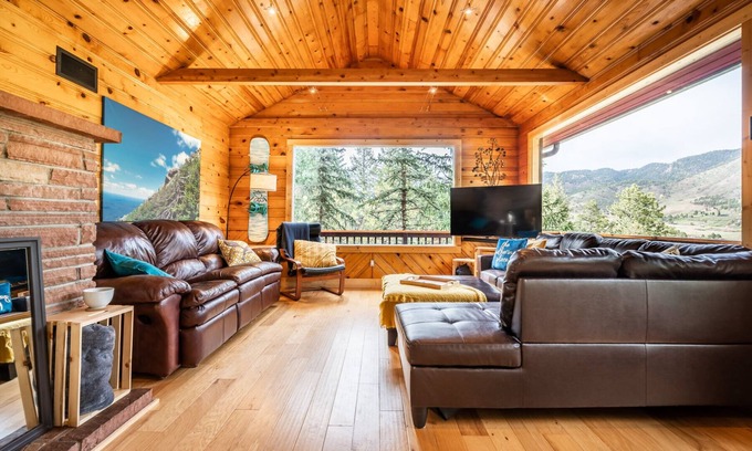 Cascade-Chipita Park Cabine | Upscale Remolded Modern Mountain Cabin l HOT TUB l Valley view l King suites