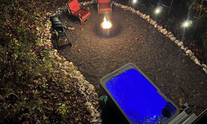 Stanton Cabine | UPSCALE Shipping Container Cabin-Private-High Speed WIFI!-Hot Tub!-In The Woods!