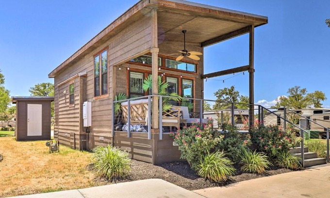 Austin Maison | Upscale Tiny Home - Boho-Chic Austin Getaway!
