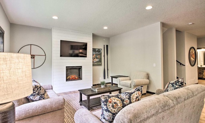 Lake Shore Maison | Upscale Townhome in Causeways on Gull Resort!