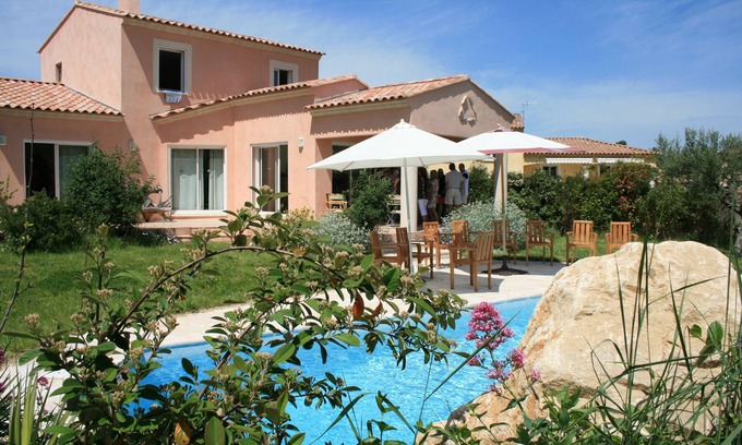 Collias Maison | Villa haut de gamme près d' UZES, piscine privée, terrain clos, Wifi, belle vue.