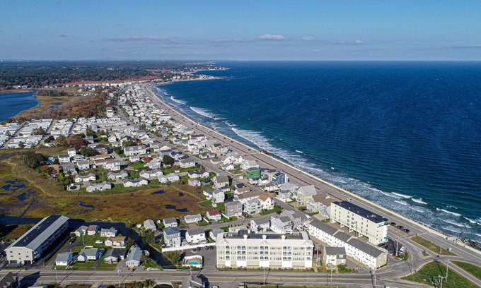 Hampton Maison | Upscale waterfront condo short walk to North Beach