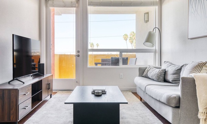 Inglewood Appartement | Upscale Westchester 1BR w/ Pool, Gym & W/D, 5 mins to LAX, by Blueground