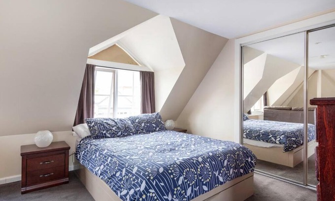 Flemington Appartement | Upstairs Studio Apartment with street access