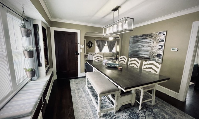 Old Brooklyn Appartement | Upstairs Unit with Office Space near Downtown Cleveland + National Park
