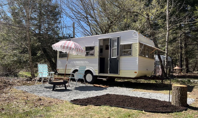 Parksville Maison | Upstate Catskills Beautiful 1978 Vintage Camper "Shirley"