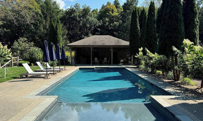 Pine Plains Maison | Spacious 6-bedroom house with charming mountain views and WiFi