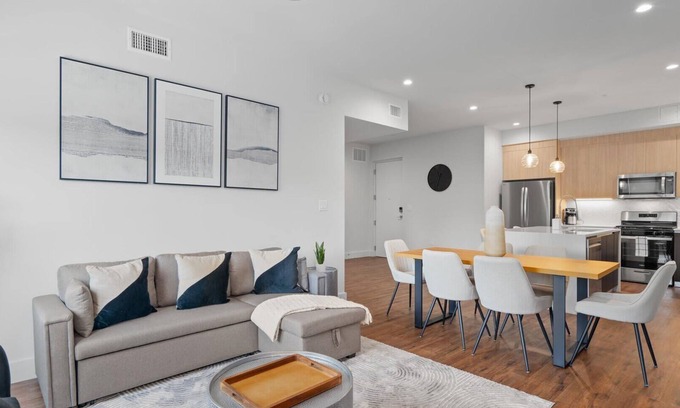 West Congress Appartement | Upstay: Modern & Pet-friendly 2BR Home near SoCo