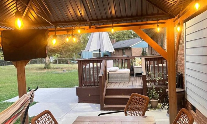 Sunset Road Maison | Uptown in Mins. Spacious outdoor + Game Deck