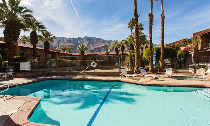 Uptown Design District Copropriété | Uptown Resort Style Living Cool Summer Discount End of June through August 31!