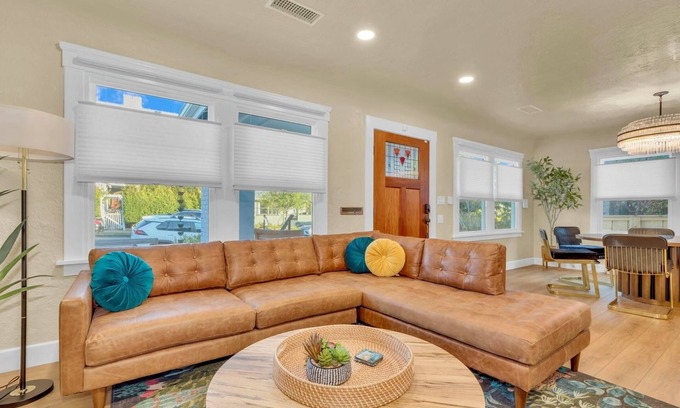 Mission Hills Maison | Uptown San Diego | Sauna | Updated and bright