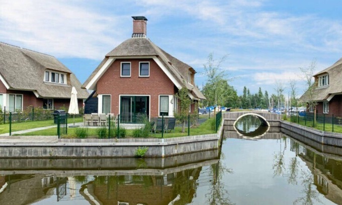 Idskenhuizen Maison | Ural Thùs is a 6 person water villa