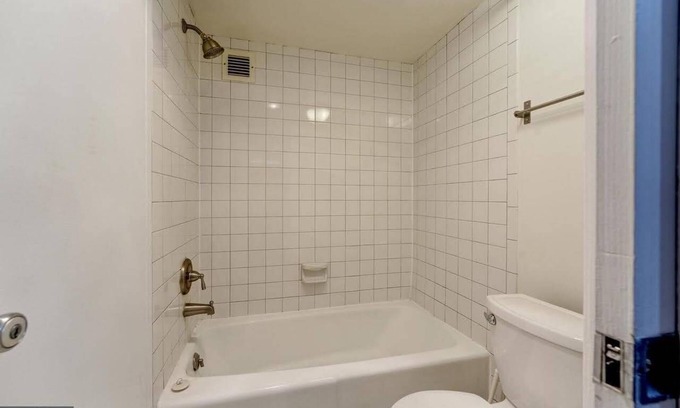 Friendship Village Copropriété | Urban, 1 Bedroom Unit in Downtown Chevy Chase MD, for minimum 6 months rent term