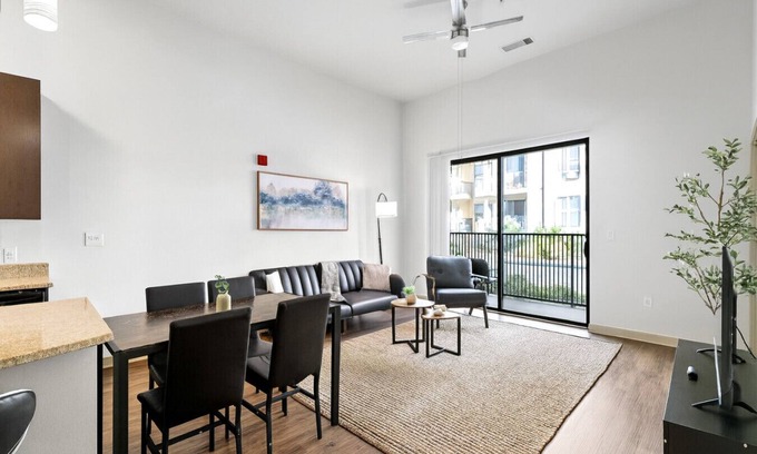 Five Points South Appartement | Urban 1BR Apartment | Prime Location