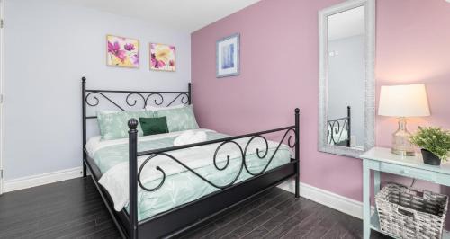 Centretown West Appartement | Urban 1BR Gem with Kitchen, Smart TV & Workspace