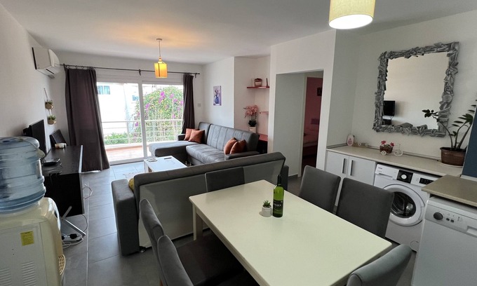 Kyrenia Appartement | Downtown Apt à Kyrenia: Central. Confortable. Rénové.
