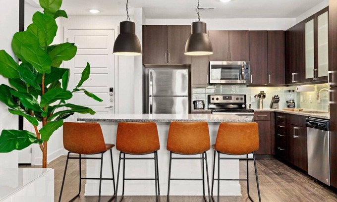 Bouldin Appartement | Urban apt 2BR Downtown Lake · Pool Gym · Garage