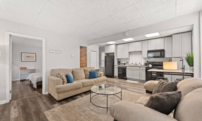 Detroit - Shoreway Appartement | Urban Art Escape in Gordon Sq. W/King Size Bed