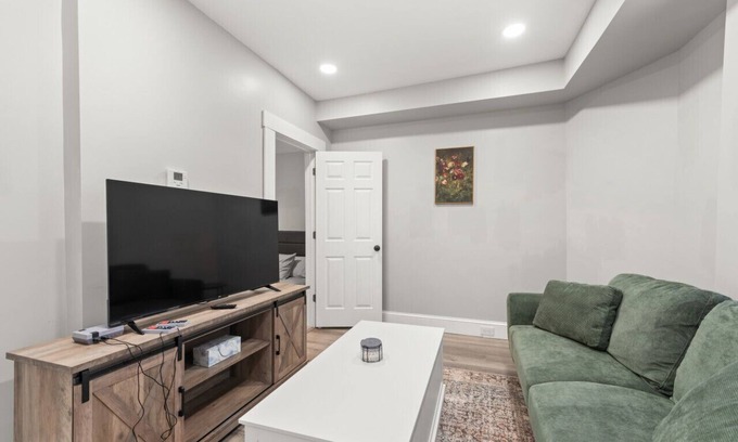 Detroit - Shoreway Appartement | Urban Art Escape in Gordon Sq. W/King Size Bed