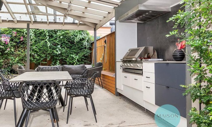 Wickham Maison | 'Urban Chic on Grey' - 3 Bedroom Retreat in Wickham