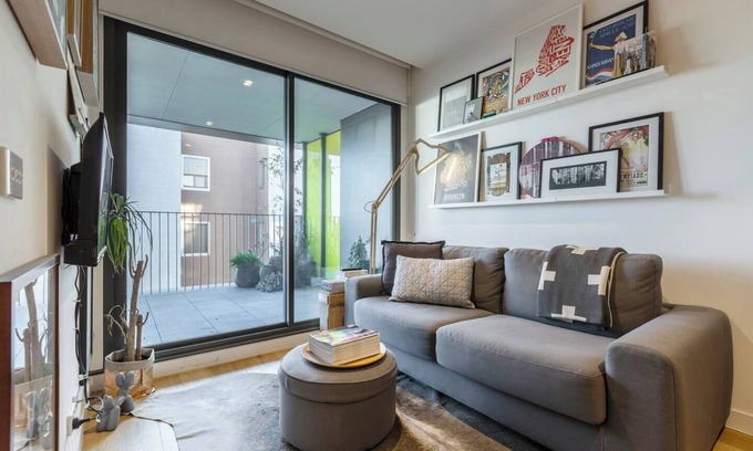 Collingwood Appartement | Urban Escape on Smith Street w Balcony and Parking