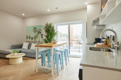 Plateau Mont Royal Appartement | Urban Gem in Le Plateau by Denstays