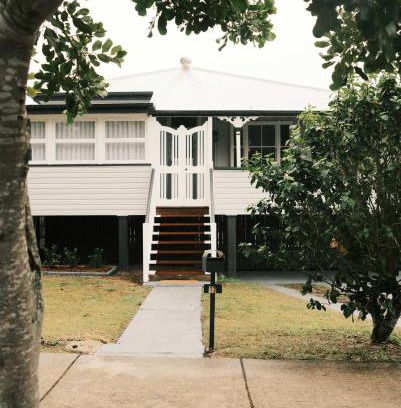 Booval Maison | Urban Getaway Colonial 6 beds 2 bath aircon pet family