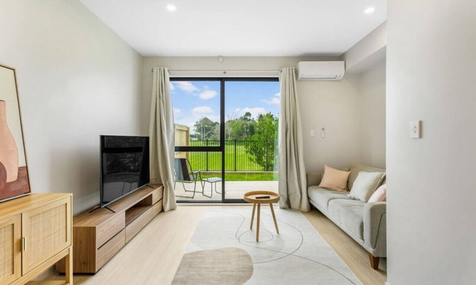 Otahuhu Appartement | Urban Glow Townhouse with parking