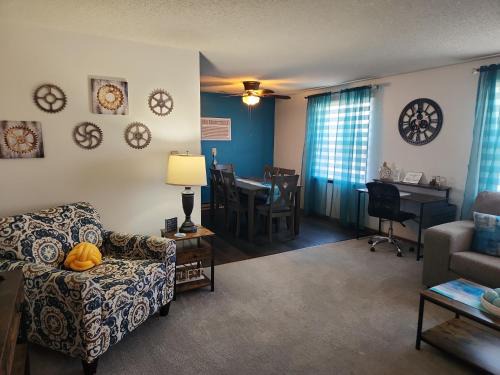 Niagara Falls Appartement | Urban Industrial- Great Location