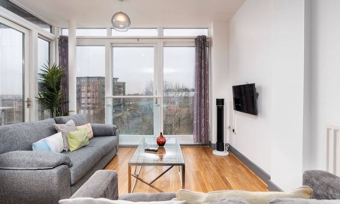 The Westside Appartement | Urban Oasis: Garden Views, Balcony, Free Parking