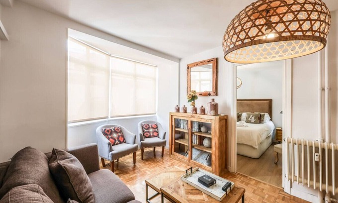 Imperial Appartement | Urban Oasis in Madrid: Steps From River Manzanares